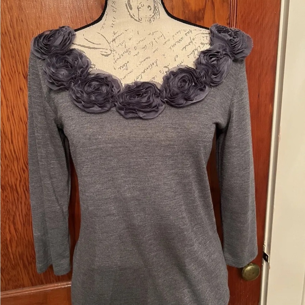 Forever Fashion Gray Knit Top With 3D Flowers (M)